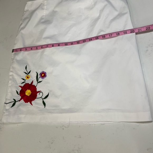 Evan Picone White Skirt with Red and Purple Floral Embroidery - Picture 5 of 8